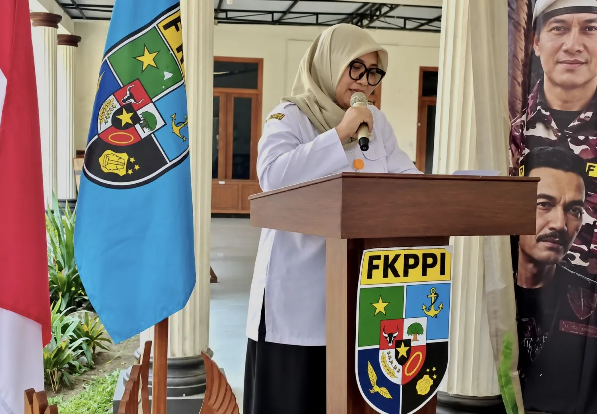 Camat Gedangan Widia Helita memberikan sambutan dalam Parenting Gedangan 2026 di Pendopo Kecamatan Gedangan, Sidoarjo, yang mengangkat edukasi cybersecurity dan internet sehat.