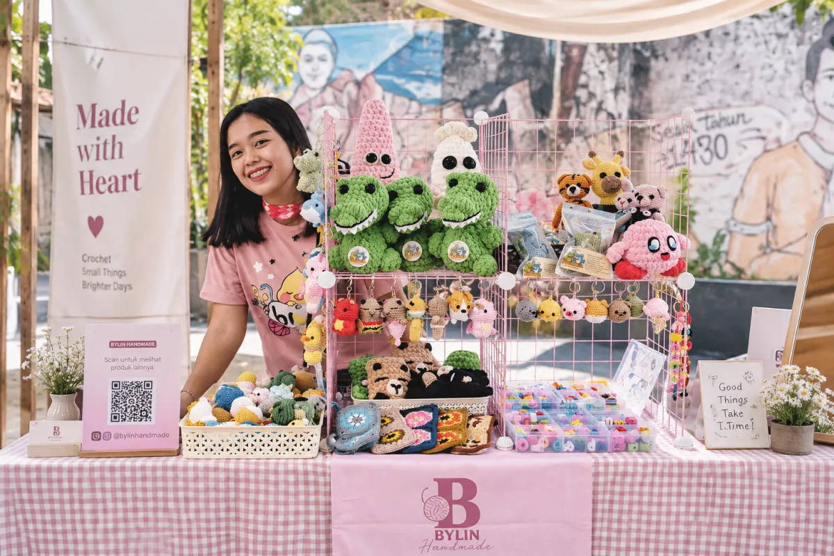 Nadia Putri Nilam Sari di booth ByLin Handmade dengan produk rajutan