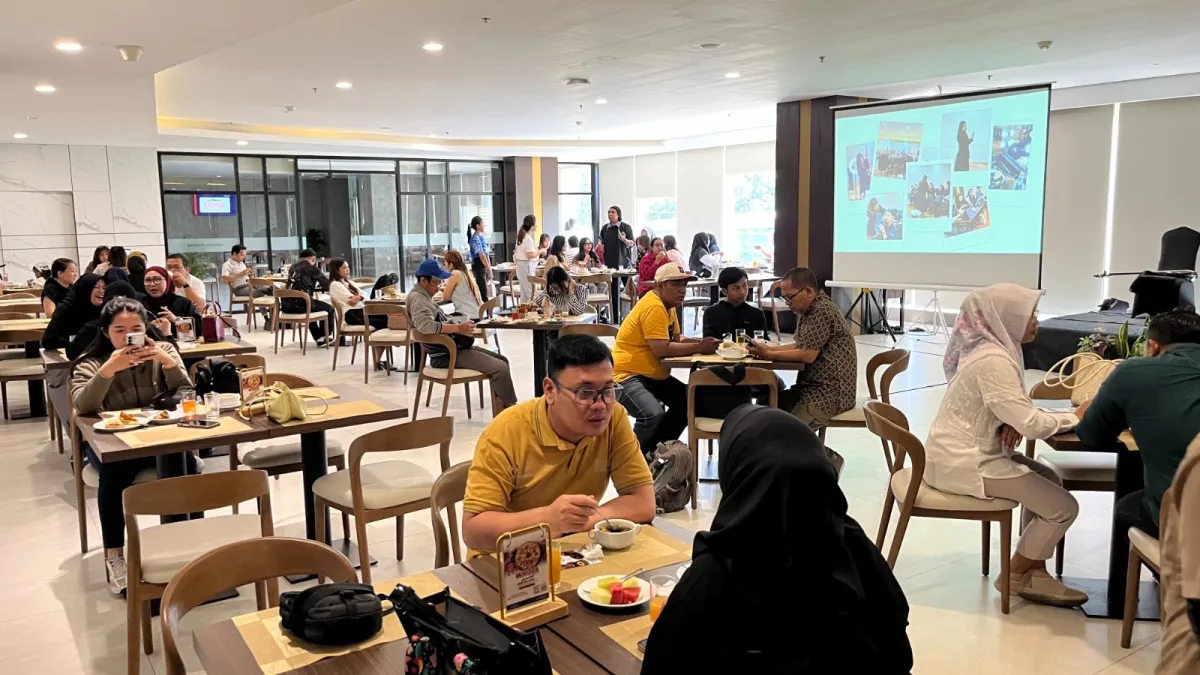 Para tamu menikmati sajian SeptemBRUNCH di Palazzo Restaurant Grand Whiz Hotel Praxis Surabaya.