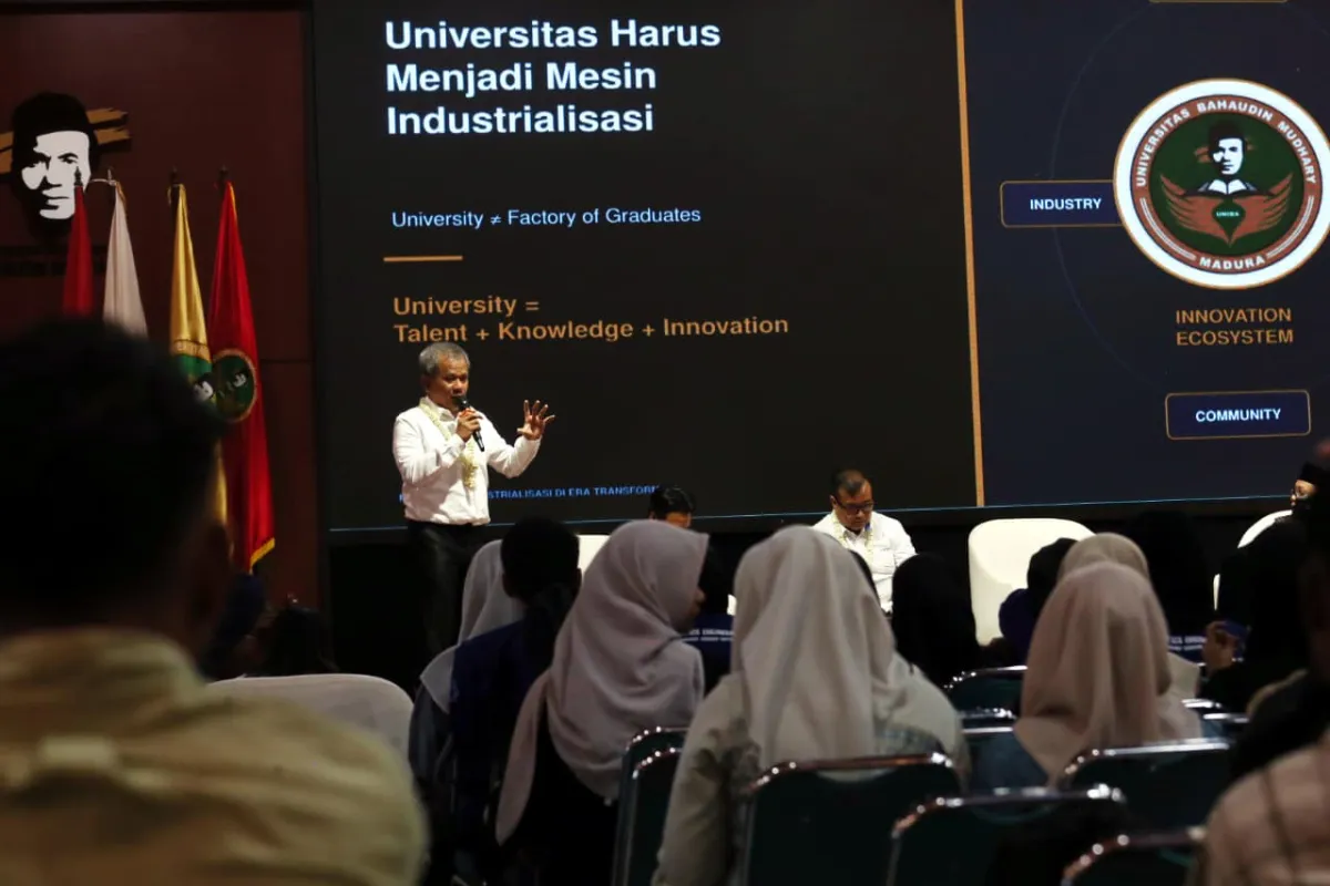 PTP Nonpetikemas bersama UNIBA Madura dan ratusan mahasiswa dalam Stadium General tentang industrialisasi dan transformasi ekonomi Madura.