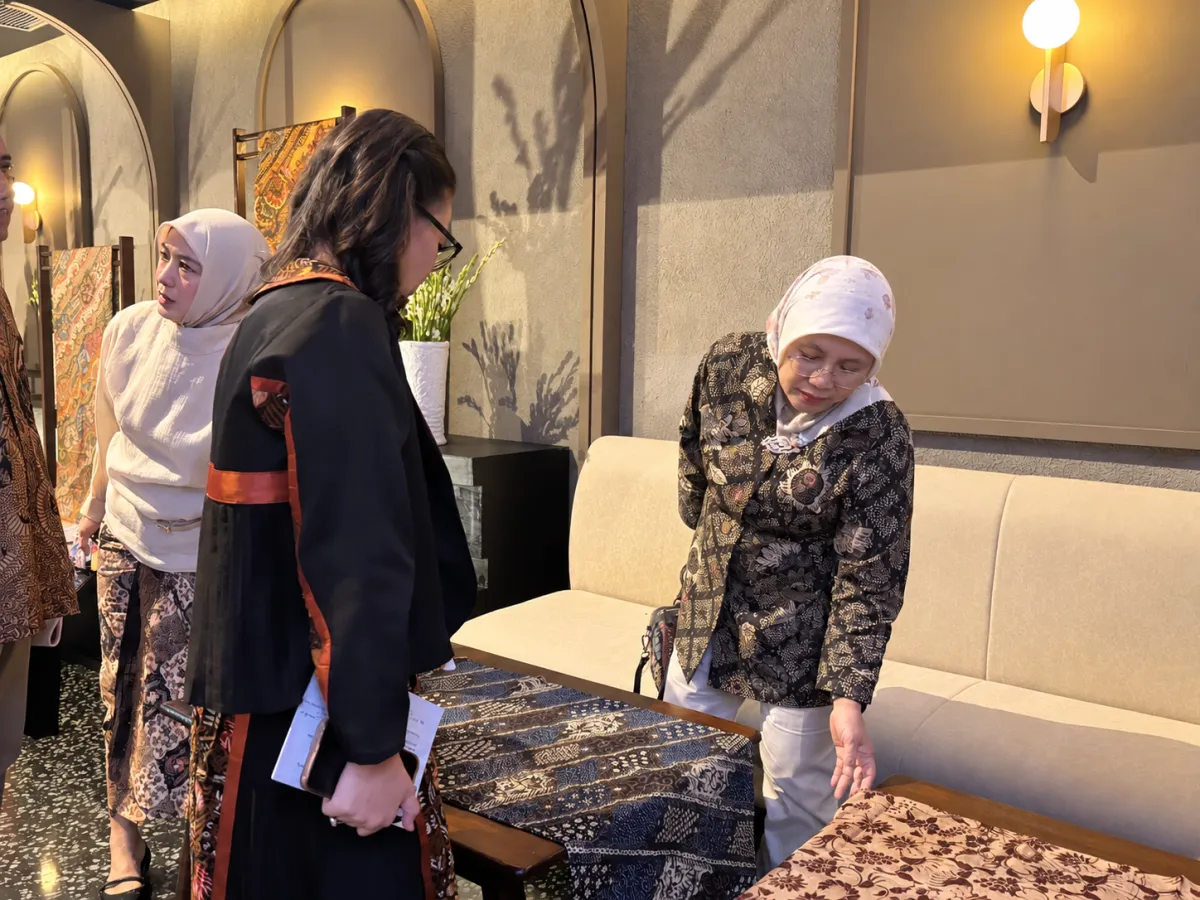 Reni Yanita melihat dan berbincang mengenai kain batik dalam rangkaian press conference Hari Batik Nasional 2026 di Surabaya, Rabu (16/9/2026).