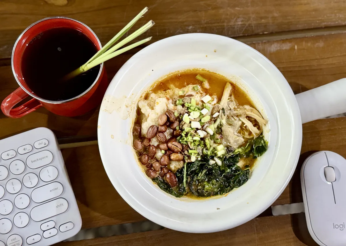 Teman Setia Di Kota, Menikmati Bubur Bakar Claypot di Kopitiam 24 Jam Surabaya