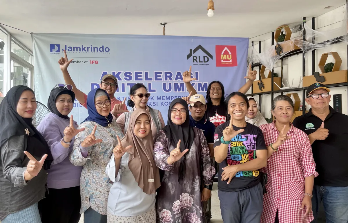 Peserta dan pemateri pelatihan Akselerasi Digital UMKM RLD dan Jamkrindo di Surabaya.