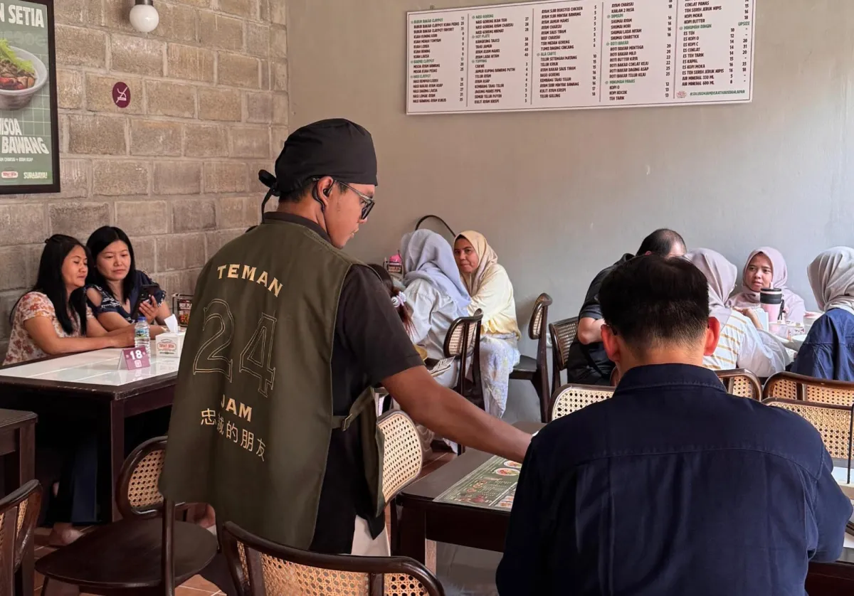 Suasana pengunjung dan pelayanan di Teman Setia Di Kota, Surabaya.